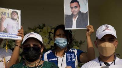 Mujeres muestran hoy los retratos de sus familiares migrantes desaparecidos, durante una caravana de búsqueda en la ciudad de Tuxtla Gutiérrez, estado de Chiapas (México).