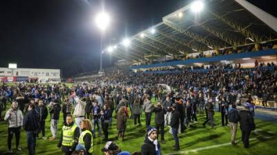 El partido entre Estoril y Porto fue suspendido por grietas en una tribuna después del sismo de hoy. FOTO EFE/MARIO CRUZ