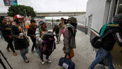 Las autoridades estadounidenses han recibido ya las solicitudes de al menos 70 migrantes centroamericanos.