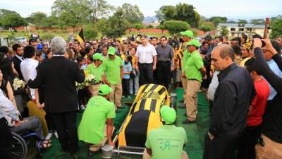 Los restos del empresario Mario Verdial fueron sepultados en la tarde del sábado en el cementerio Jardines del Recuerdo de San Pedro Sula.