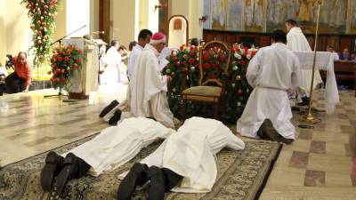 Los ahora diáconos Luis Carrasco y Henry Rodríguez durante el rito de ordenación donde se consagran al servicio de la iglesia.