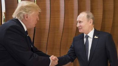 El presidente Donald Trump y su homólogo ruso Vladimir Putin se saludan durante su primer encuentro cara a cara en Hamburgo el pasado 7 de julio.