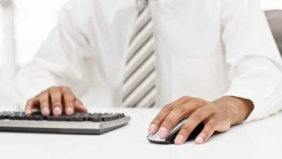 Apoye una parte del antebrazo sobre la mesa o escritorio al utilizar el mouse. Pero nunca se debe posar el codo.