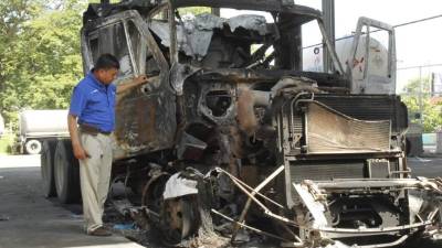 Los vehículos que no fueron incendiados fueron saqueados y robados sus motores y baterías. Los camiones los usaron para sacar el botín.