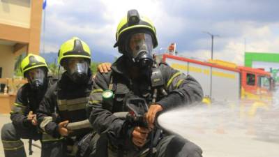 Los apagafuegos en una de sus prácticas en la Central de Bomberos en Prado Alto. Foto: Melvin Cubas.