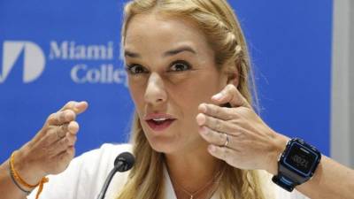 Mitzy Capriles de Ledezma (R), wife of the mayor of Caracas, Antonio Ledezma and the wife of jailed Venezuelan opposition leader Leopoldo Lopez, Lilian Tintori (L), wave upon their arrival at the Simon Bolivar International Airport, in Maiquetia, Venezuela on February 16, 2017.Venezuela's Supreme Court on Thursday upheld opposition leader Leopoldo Lopez's nearly 14-year prison sentence, a day after US President Donald Trump called for his release. / AFP PHOTO / FEDERICO PARRA