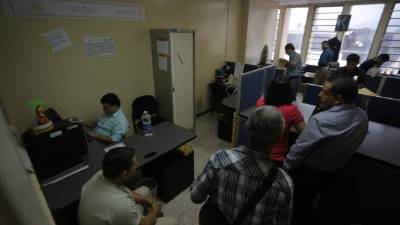 Decenas de usuarios son atendidos en la oficina de la CPAT en San Pedro Sula. Foto: Melvin Cubas