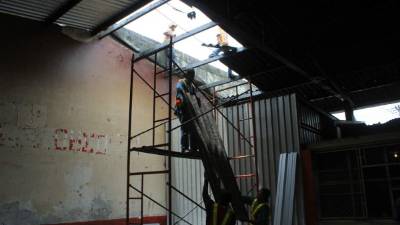 Se está reparando el techo del establecimiento.