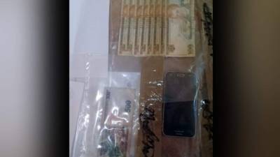La Policía decomisó dinero en efectivo y un celular a las mujeres.