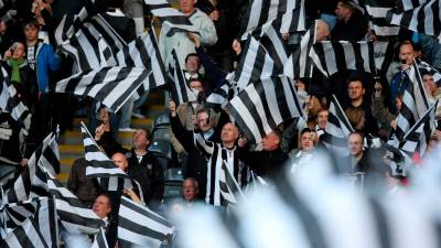 Los fans del Newcastle han reaccionado felices tras ser comprado por el jeque saudí.