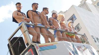 Millares de homosexuales marcharon por la avenida paulista para reclamar sus derechos al Congreso brasileño.