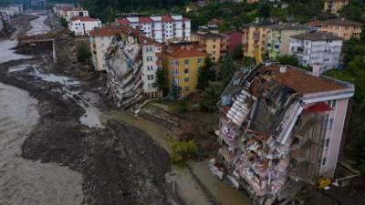 Una vista aérea muestra los edificios dañados cerca del arroyo Ezine después de que las inundaciones repentinas destruyeran sus orillas en la ciudad de Bozkurt en el distrito de Kastamonu, en la región del Mar Negro de Turquía. Foto: AFP