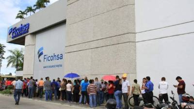 Fila en banco Ficohsa en San Pedro Sula.