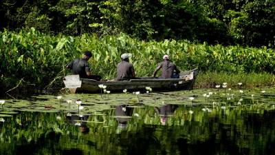 Indígenas misquitos pescan en el Río Ribra en el departamento de Gracias a Dios (Honduras).