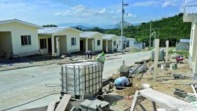 Trabajadores construyen viviendas en la residencial sampedrana Bosques de Jucutuma.