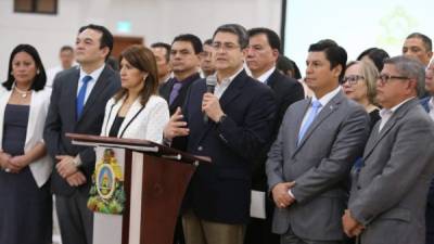 El presidente de Honduras, Juan Orlando Hernández, durante su comparecencia junto a funcionarios y empleados de salud.
