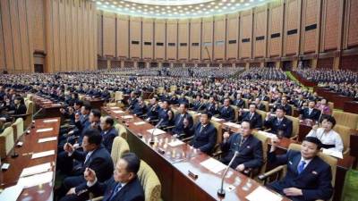 Fotografía publicada por la Agencia Central de Noticias de Corea del Norte (KCNA) que muestra a los delegados que asisten a la Primera Sesión de la 14ª Asamblea Popular Suprema de la República Popular Democrática de Corea este jueves en el Salón de la Asamblea Mansudae en Pionyang (Corea del Norte). EFE/ Kcna