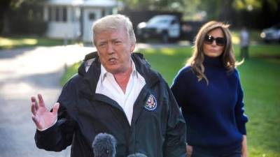 El presidente de los Estados Unidos Donald J. Trump habla a la prensa, en presencia de su esposa Melania Trump, antes de partir hacia Puerto Rico para visitar la isla tras el paso del huracán María. EFE