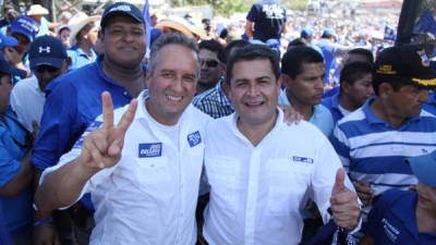 Ricardo Álvarez se mostró feliz por los datos preliminares del escrutinioi de votos.