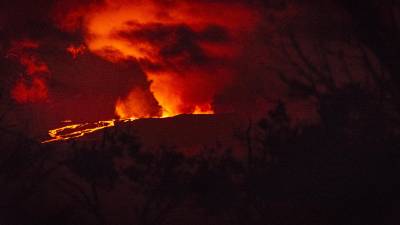 Ríos de lava fueron expulsados este martes desde el volcán activo más grande del mundo.