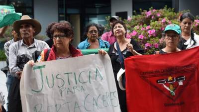 El féretro de Berta Cáceres está siendo velado en la casa de su madre en el barrio El Calvario de Intibucá.