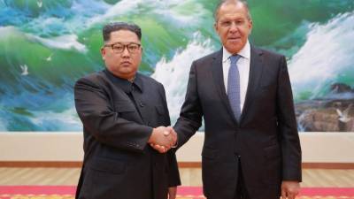 El líder norcoreano, Kim Jong-un, dando la mano al ministro ruso de Relaciones Exteriores, Sergey Lavrov. EFE/KCNA