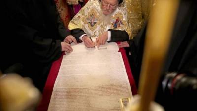 El patriarca ecuménico de Constantinopla, Bartolomeo I, firma el 'tomos' de autocefalía, el documento que otorga a la Iglesia ortodoxa de Ucrania la independencia de Moscú, en Estambul (Turquía) este 5 de enero.