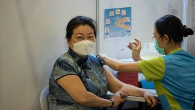 Desde el comienzo de la pandemia, se han registrado entre la población de Hong Kong, de unos 7,4 millones de habitantes, 342.359 casos de covid-19 y 9.419 fallecidos.