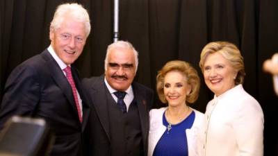 Bill y Hillary Clinton junto a Vicente Fernández.
