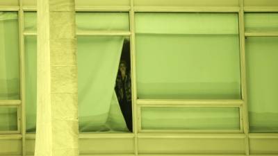 Rousseff se asoma a una de las ventanas del Palacio de la Alvorada. Foto: EFE/Fernando Bizerra Jr.