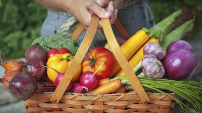 Consumir frutas y verduras disminuye el consumo de grasas y carbohidratos simples. Mantiene el índice de insulina.