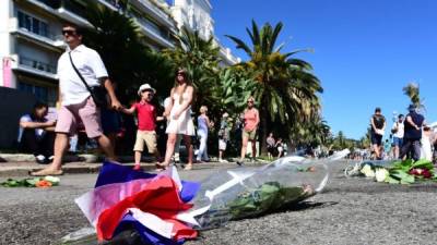 Ramos de flores marcan los lugares en los que murieron las víctimas del ataque.
