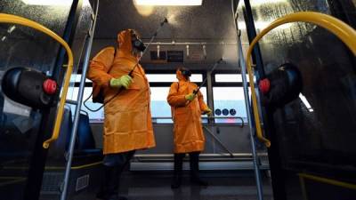 Personal sanitario desinfecta un buque para evitar nuevos contagios por coronavirus./AFP.