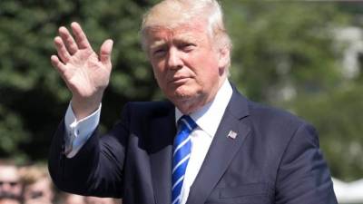 El presidente de Estados Unidos, Donald J. Trump, saluda a su llegada al costado sur de la Casa Blanca, tras descender del Marine One, en Washington, DC. EFE