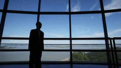 Un hombre observa el mar norcoreano desde el observatorio Odusan en Paju, en Gyeonggi-do, (Corea del Sur). EFE/Archivo