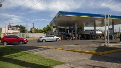 Varios automóviles fueron registrados este viernes al hacer en una estación de gasolina en Managua, durante el paro nacional convocado en Nicaragua. EFE