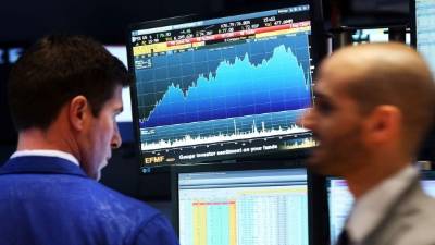 Los operadores trabajan en el piso de la Bolsa de Valores de Nueva York, Estados Unidos