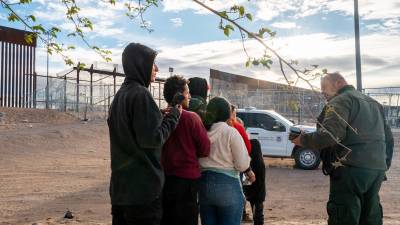 La Patrulla Fronteriza procesa a un grupo de inmigrantes en la frontera con Texas.