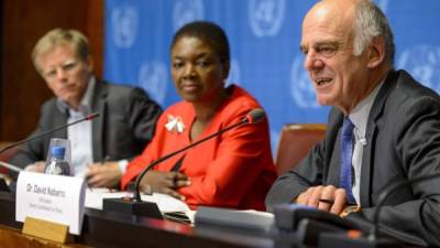 El coordinador de la ONU para la lucha contra el ébola, David Nabarro, explica los detalles del plan en rueda de prensa.