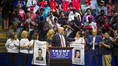 Trump invitó al escenario a madres cuyos hijos fueron asesinados por inmigrante en un evento de campaña en Texas.