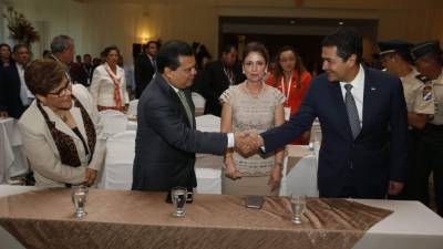 El presidente Hernández saludó ayer a los representantes de la mesa principal en el Foro Regional de Inclusión Financiera.