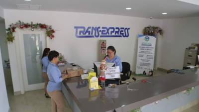 Personal de Trans-Express ordena los paquetes antes de su entrega en la oficina localizada en barrio Los Andes. Fotos: Melvin Cubas.