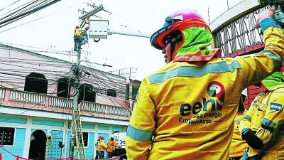 Empleados de la EEH en una reparación de las líneas de transmisión. Foto La Prensa