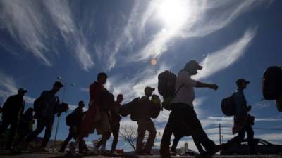 Grupos de migrantes centroamericanos continúan su recorrido por carreteras del estado Jalisco (México) ayer lunes para encontrarse con los cerca de cuatro mil que ya han arribado a la fronteriza Tijuana, donde prevén entrar a Estados Unidos. EFE