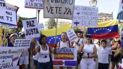 Con carros blindados y lanzando bombas lacrimógenas, militares reprimieron violentamente a los manifestantes opositores en Caraca