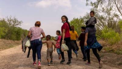 Los solicitantes de asilo de Honduras caminan hacia un puesto de control de la Patrulla Fronteriza de los Estados Unidos después de cruzar el Río Bravo desde México el 23 de marzo de 2021 cerca de Mission, Texas. AFP