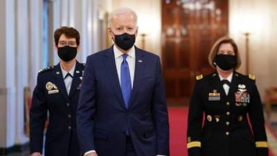 Biden junto a sus generales nominadas para puestos claves en el Ejército de EEUU, Jacqueline Van Ovost y Laura Richardson./AFP.