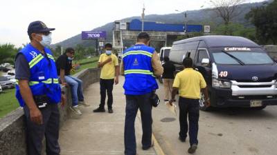 Inspectores del IHTT en un operativo de rutina en la Gran Central Metropolitana de Buses. Foto: Moises Valenzuela.