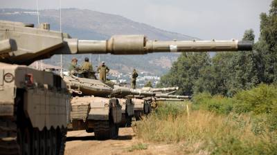 Una columna de tanques israelíes Merkava se acumula en las afueras de la ciudad norteña de Kiryat Shmona, cerca de la frontera con el Líbano, el 8 de octubre de 2023.