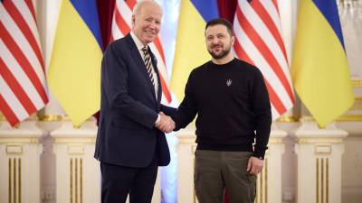 Imagen cedida por el Gobierno de Ucrania del presidente de Estados Unidos, Joe Biden, y su homólogo ucraniano, Volodimir Zelenski.